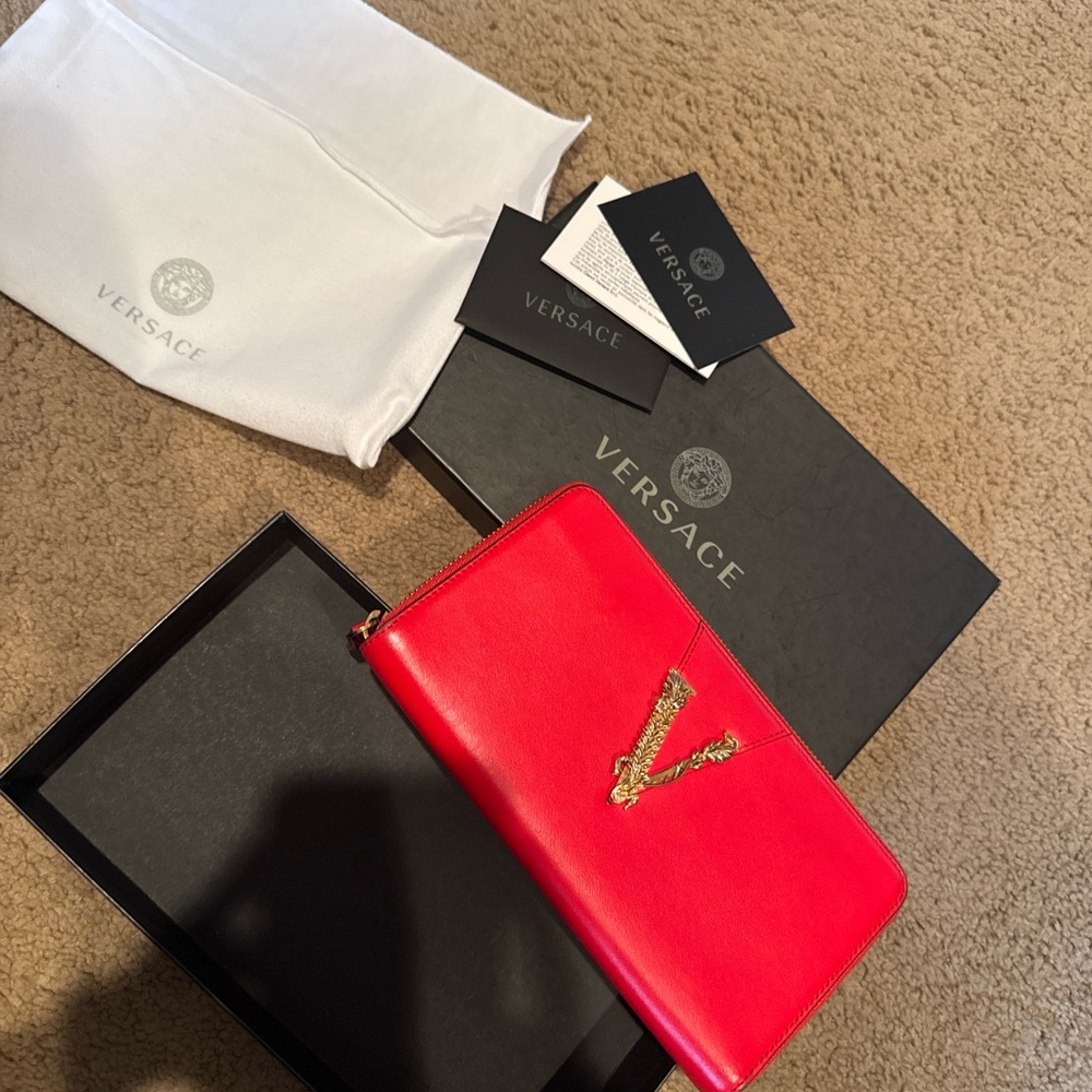 New Authentic Versace Virtus Red Leather Zip Around Wallet Gold V Barocco Logo